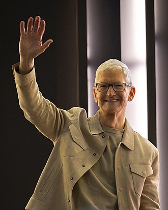 Tim Cook이 사임하면서 Apple은 기록적인 판매를 기록했지만 칩 부족이 예상됩니다.