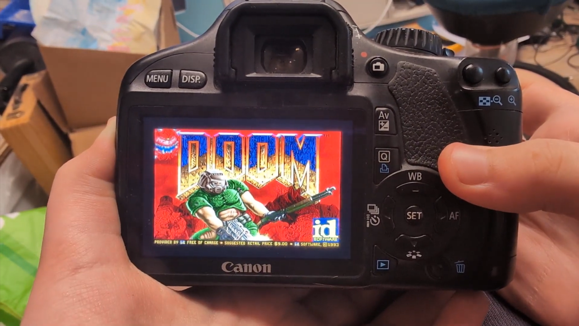 깃허브 개발자, 3인치 TFT LCD 디스플레이 캐논 EOS 550D DSLR 카메라에 플레이 가능한 둠 이식 — 오픈 소스로