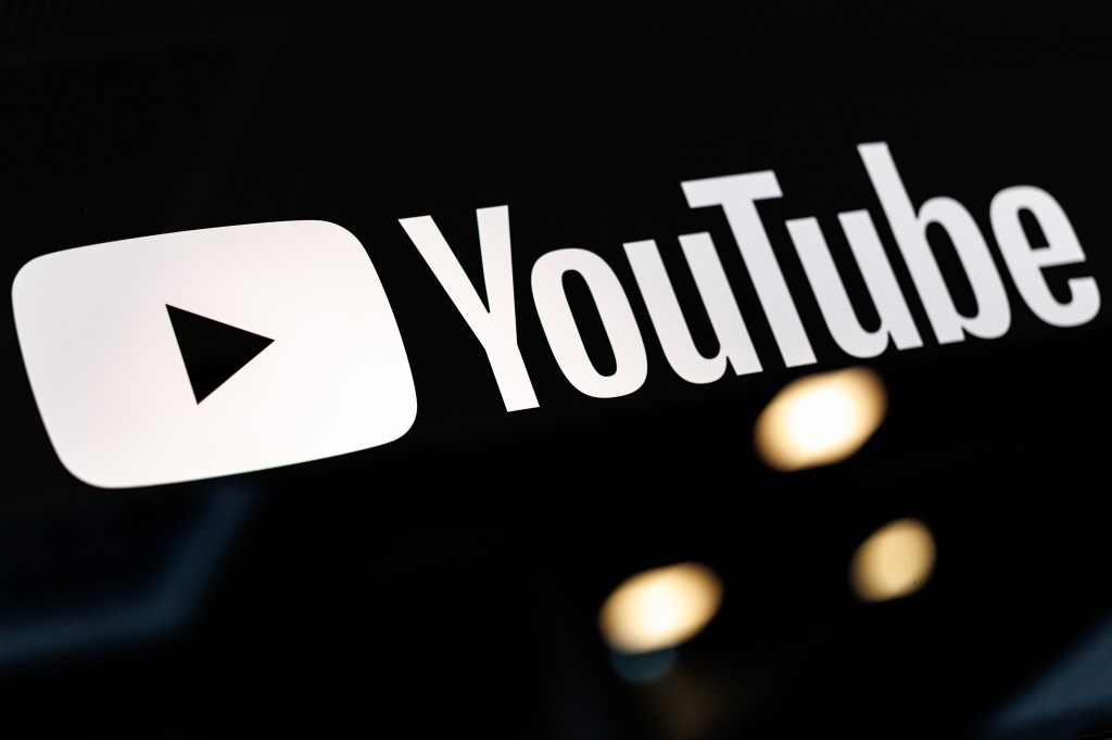 YouTube는 안내 답변을 보여주는 AI 기반 검색 기능을 테스트하고 있습니다.
